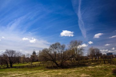 Park Kolomenskoye ile bir ahşap Ortodoks Kilisesi St George Victorious silüeti üzerinde arka plan bahar