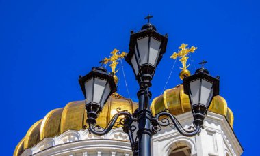 Rus Ortodoks Kilisesi kubbeleri altın arka plan üzerinde haçlar ile siyah oyma fener