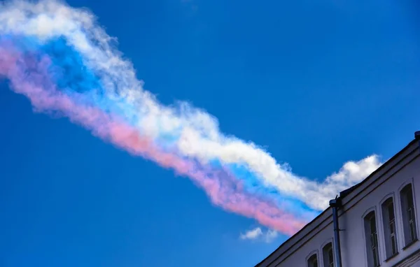 Trail of tricolor smoke leaving in the sky by Su-25 attack aircrafts on parade in honor of Victory in the Great Patriotic War — Stock Photo, Image