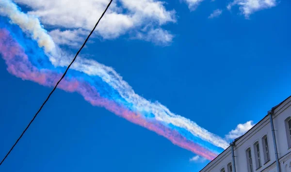 Smoke in the colors of Russian flag left in the sky by Su-25 attack aircrafts on parade of Victory in the Great Patriotic War — Stock Photo, Image