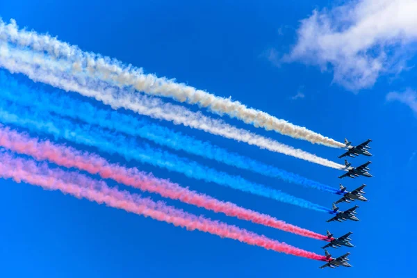 Sechs Su-25-Kampfflugzeuge, die bei der Generalprobe für die Militärparade am Siegestag Rauch als dreifarbige russische Flagge hinterlassen — Stockfoto