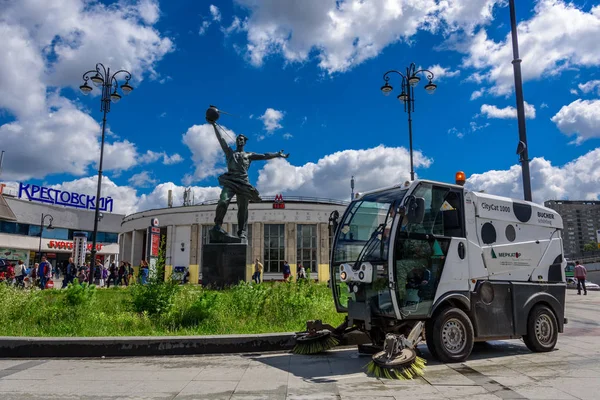 Temizleme makinesi, ilk dünya uydu yaratıcıları için anıt City alışveriş merkezi Krestovsky, metro istasyonu Rizhskaya