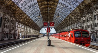 Kırmızı Aeroexpress duran bir iniş platformu Moskova Kiyevskaya tren istasyonu ve Shukhovs çelik ve cam çatı tren