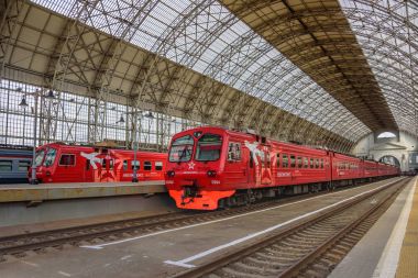 İki kırmızı bir iniş platformu Moskova Kiyevskaya tren istasyonu ve Shukhovs çelik ve cam çatı ayakta Aeroexpress trenler