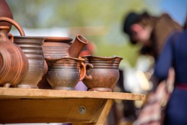 Bir tablo ve uluslararası şövalye Festivali'nde turnuva St George Ortaçağ giyinen bulanık adam ayakta kil tencere