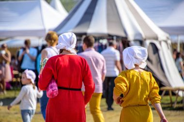 İki genç kadın uluslararası Ortaçağ elbiseler ermesinin Festivali turnuva Saint George Karahan