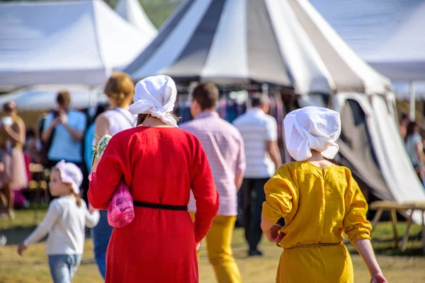 İki genç kadın uluslararası Ortaçağ elbiseler ermesinin Festivali turnuva Saint George Karahan