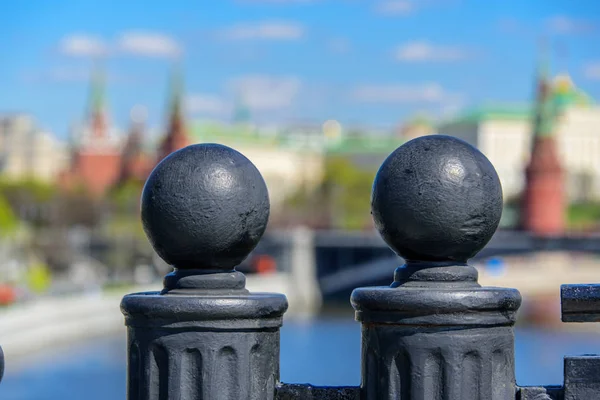 Two decorative fence spearheads on the background of blury Kremlin and Moscow river in the historical centre of Moscow — Stock Photo, Image