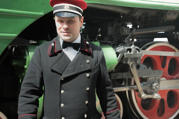 Rizhsky tren istasyonundaki tren kondüktörü.