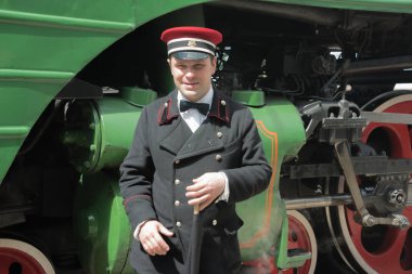 Rizhsky tren istasyonunda gülümseyen kondüktör.