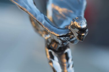 Ecstasy 'nin Ruhu' nun yan görünüşü, kaput süsü heykeli