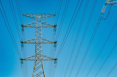 Dize ve mavi gökyüzü üzerinde Trafo Merkezleri