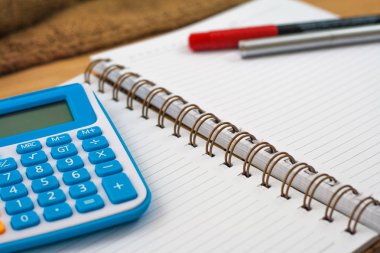 Seçici odak, kalem notebook üzerinde