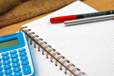 Seçici odak, kalem notebook üzerinde