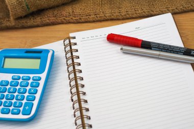 Seçici odak, kalem notebook üzerinde