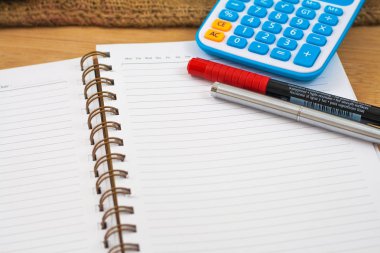 Seçici odak, kalem notebook üzerinde