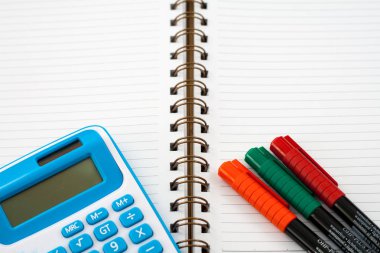 Seçici odak, kalem notebook üzerinde