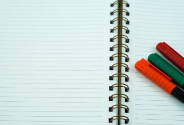 Seçici odak, kalem notebook üzerinde