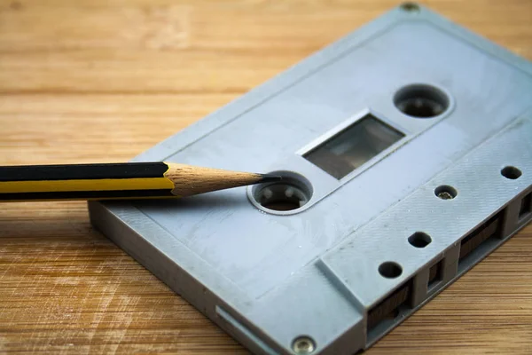 Enfoque selectivo, Casete y lápiz sobre el tablero de madera — Foto de Stock