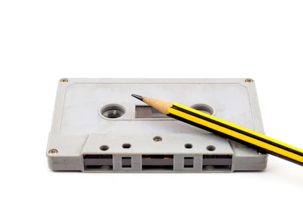 Seçici odak, kaset ve beyaz arka plan üzerinde kalem — Stok fotoğraf