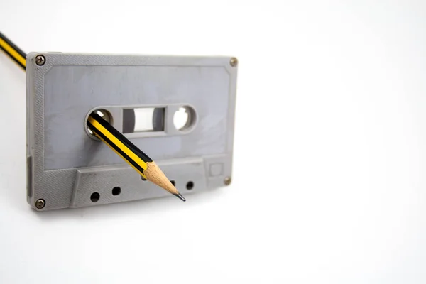 Foco seletivo, Cassete e lápis sobre o fundo branco — Fotografia de Stock