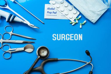 Tıbbi kavramı, üstten görünüm gösteren hastane enstrüman Su yazılı