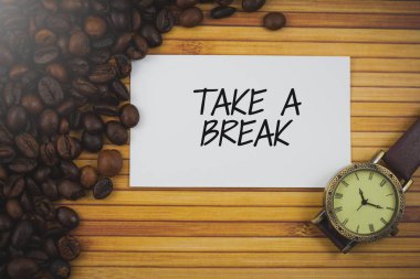 Kartvizit, izle ve kahve çekirdekleri writte gösterilen boşaltmak