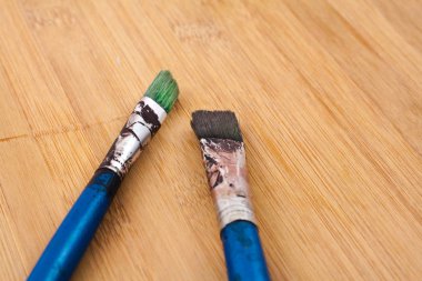 Seçici odak, görünümü boya fırça ahşap kartı kadar yakın