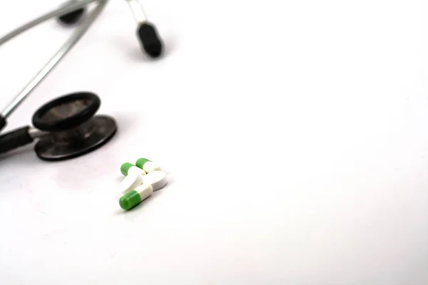 Селективный фокус, медицина и стетоскоп над белой бэкгро — стоковое фото