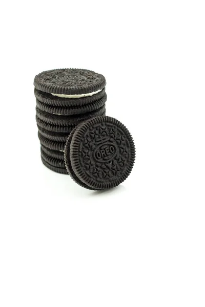 Kuala lumpur, malaysien - 12. April 2017: selektiver Fokus, Oreo isoliert auf weißem Hintergrund — Stockfoto