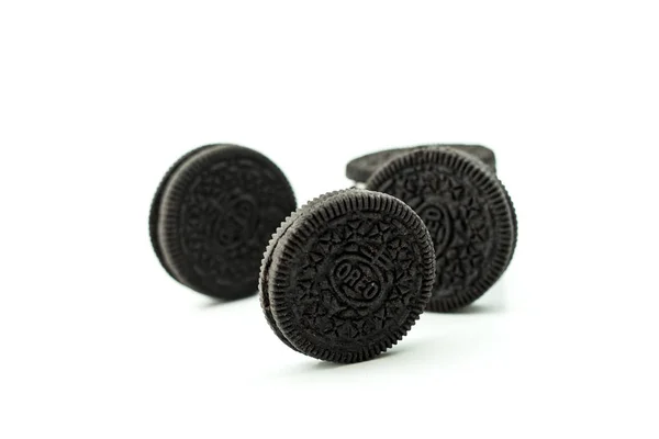 Kuala lumpur, malaysien - 12. April 2017: selektiver Fokus, Oreo isoliert auf weißem Hintergrund — Stockfoto