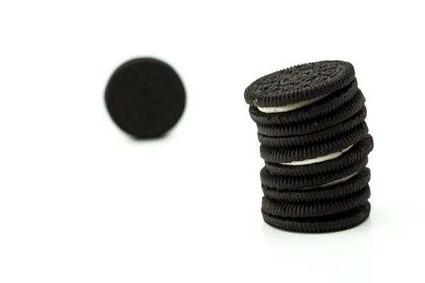 Kuala Lumpur, Maleisië - 12 April 2017: Selectieve aandacht, Oreo geïsoleerd op de witte achtergrond — Stockfoto