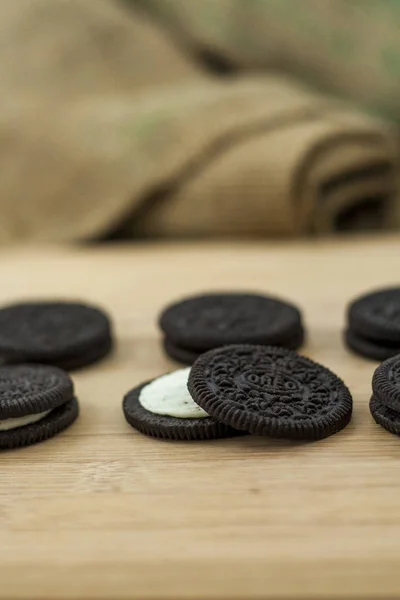 Kuala Lumpur, Malaysia - 12. April 2017: selektiver Fokus, Oreo über dem Holzbrett — Stockfoto