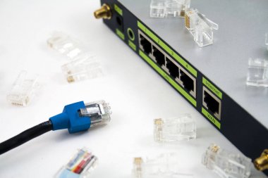 Seçici odak, ağ kablosu ve yönlendirici