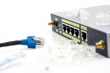 Seçici odak, ağ kablosu ve yönlendirici