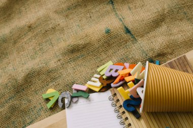 Sabit ve ahşap tahta üzerinde çul