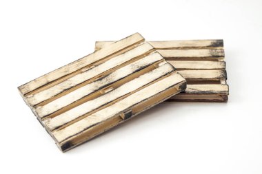 Beyaz arka plan üzerinde 6 inç ahşap palet