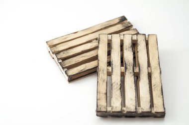 Beyaz arka plan üzerinde 6 inç ahşap palet