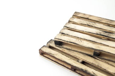 Beyaz arka plan üzerinde 6 inç ahşap palet