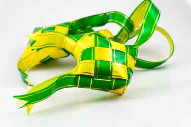 Eid Mubarak veya Aidilfitri için plastik şerit kullanarak hazırlanmış Ketupat