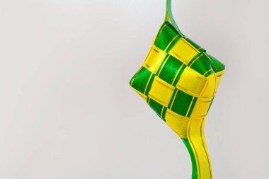 Eid Mubarak veya Aidilfitri için plastik şerit kullanarak hazırlanmış Ketupat