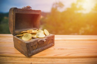 Ahşap masa üzerinde para bir kutu