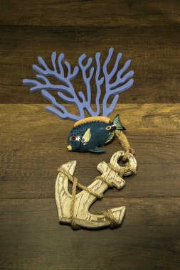 Balık ve ahşap arka plan üzerinde deniz yosunu ile çapa