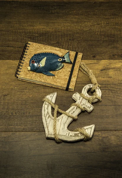 Cork kapak kitap mavi balık ve büyük eski beyaz çapa ile