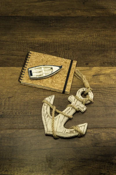 Cork kapak kitap küçük gemi ve büyük eski beyaz çapa ile — Stok fotoğraf