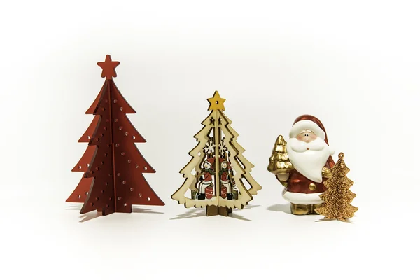 与圣诞老人孤立在白色背景上的三个圣诞树 — 图库照片