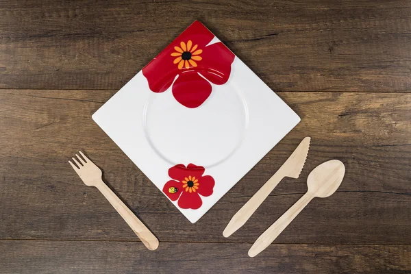 Kaşık, çatal ve bıçak ahşap arka plan üzerinde beyaz tabak — Stok fotoğraf