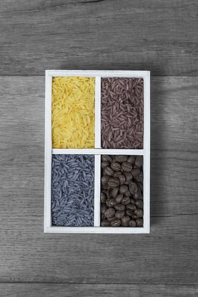 Farklı pirinç renk ve kahve çekirdeği kova