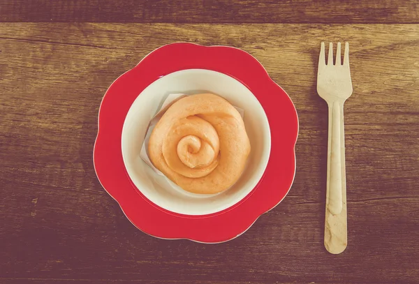 Kırmızı ve beyaz kase çatal ile buharda pişmiş hamur tatlısı — Stok fotoğraf