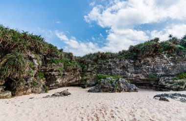 Beyaz kum plaj boyunca dağ 